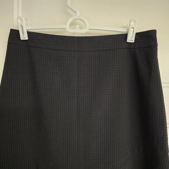 Women's Ann Taylor Black Textured Knee Length Skirt w/ Ruffle | Size 4 - Picture 3 of 10